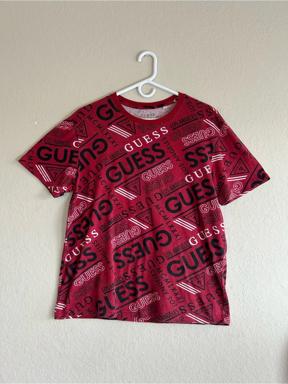 GUESS Men’s Large Red All Over Logo Graphic Tee - Picture 4 of 9
